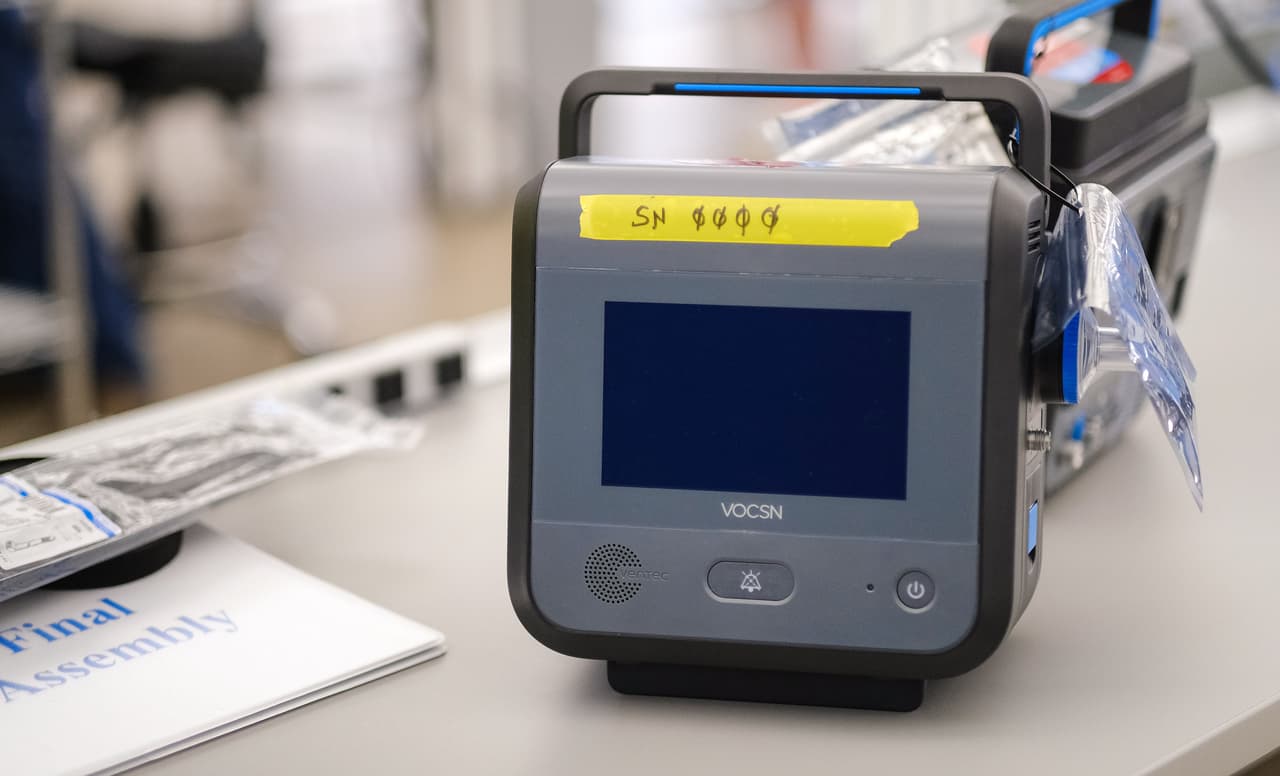 Trabajadores construyen los primeros ventiladores en las instalaciones de fabricación de General Motors en Kokomo, Indiana. GM y Ventec Life Systems se asociaron para la producción de estos equipos en respuesta a la pandemia del coronavirus.