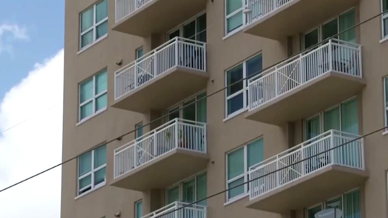 ¿Cómo va la propuesta para eliminar la asistencia federal para la vivienda a familias con estatus migratorio mixto?