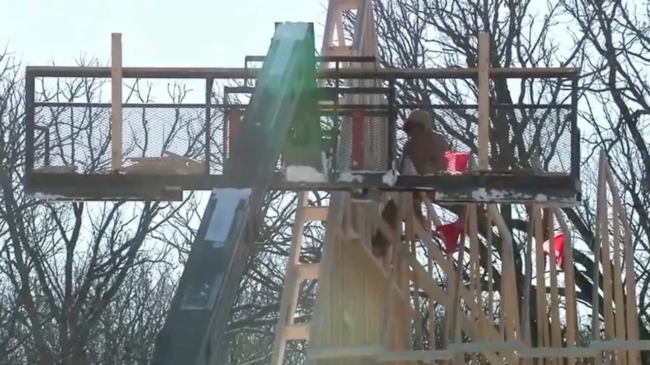 Agentes de ICE intentaron detener a dos trabajadores, pero ellos se negaron a bajar de un tejado