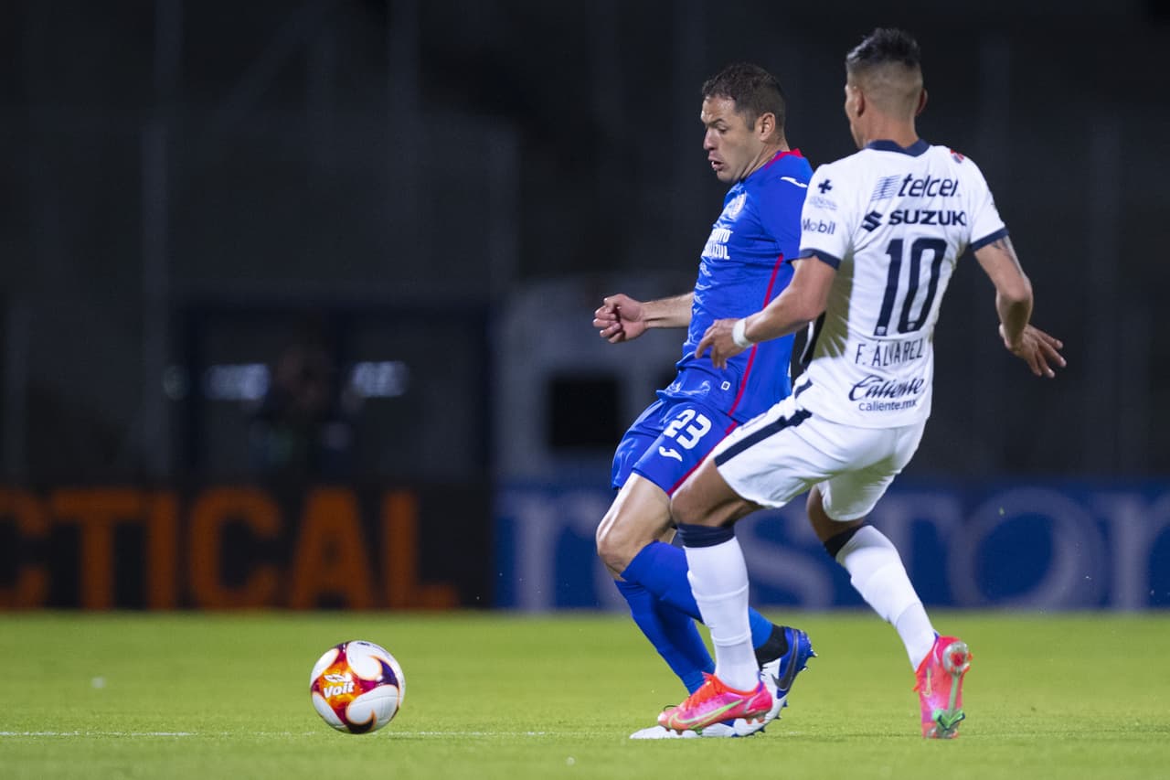 Con gol de Jonathan Rodríguez desde los once pasos, Cruz Azul sale victorioso en su visita a los Pumas 0-1. Cruz Azul retoma el liderato y los Pumas continúan hundidos entre los últimos puestos del torneo.