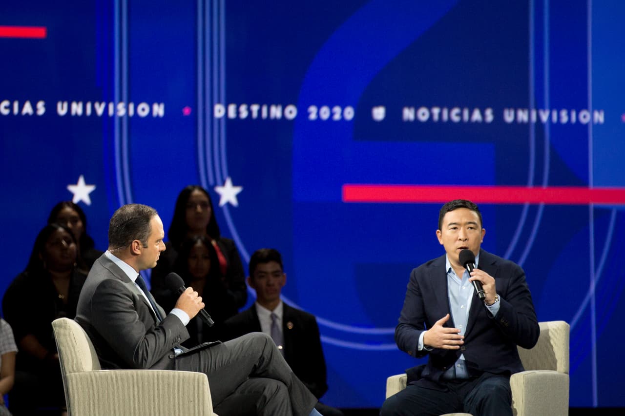 "Debemos buscar un camino a la ciudadanía a los cerca de 12 millones de inmigrantes que viven" sin documentación en EEUU, indicó Andrew Yang, consultado por León Krauze.