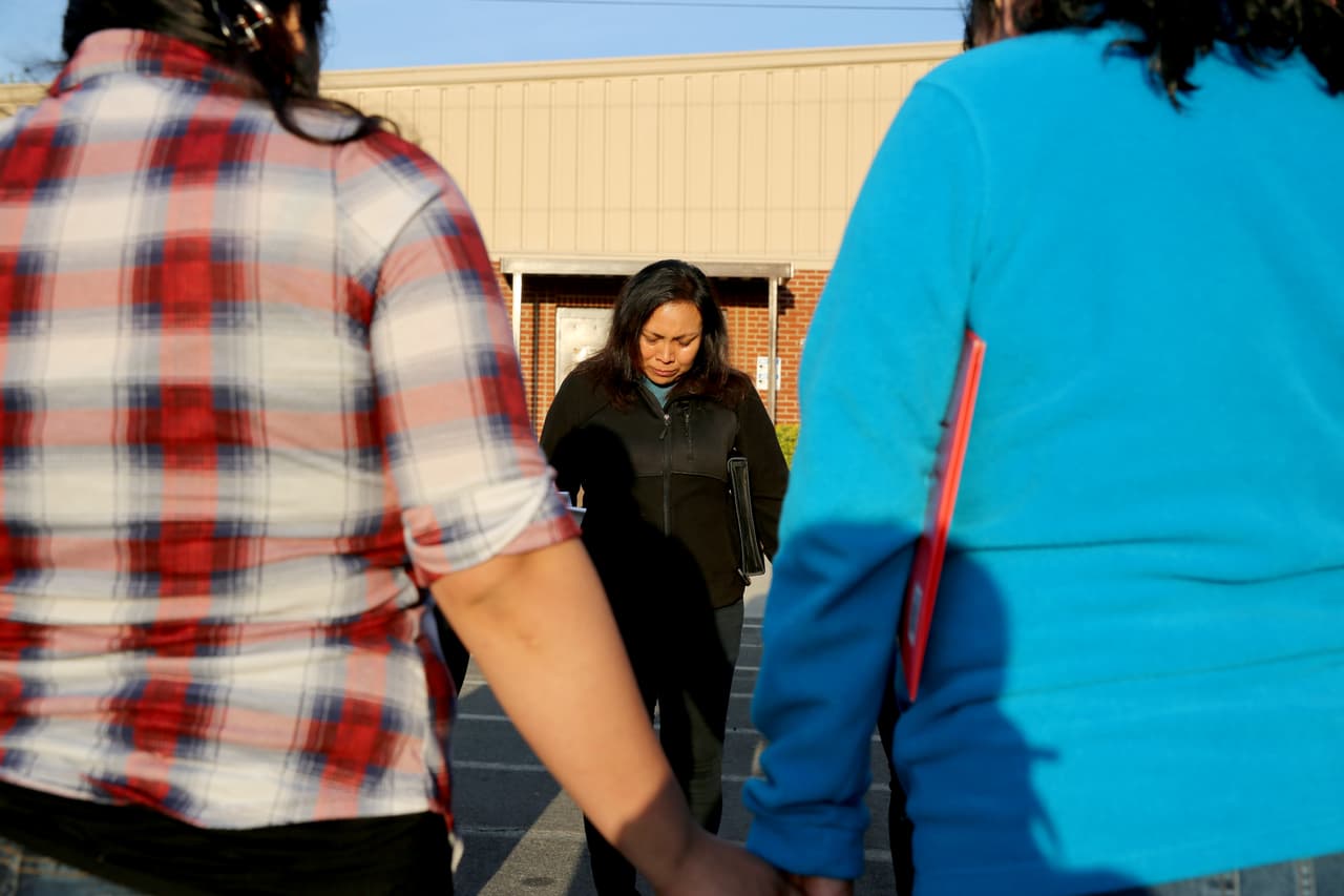 <b>97 arrestados. </b>Algunos detenidos por ICE en la gran redada del 5 de abril se dan las manos antes de presentarse en las oficinas del gobierno para un trámite. Algunos llevaban varios años trabajando en la planta procesadora de carne en situación muy precaria, pero las detenciones han unido todavía más al grupo. Morristown, el pueblo en el este rural de Tennessee, también ha reaccionado a la redada. Cientos de vecinos han ayudado a los afectados, aunque otros también han celebrado en redes sociales que se cumplan las leyes migratorias. En este condado, Donald Trump ganó las elecciones con un 73% de los votos.
