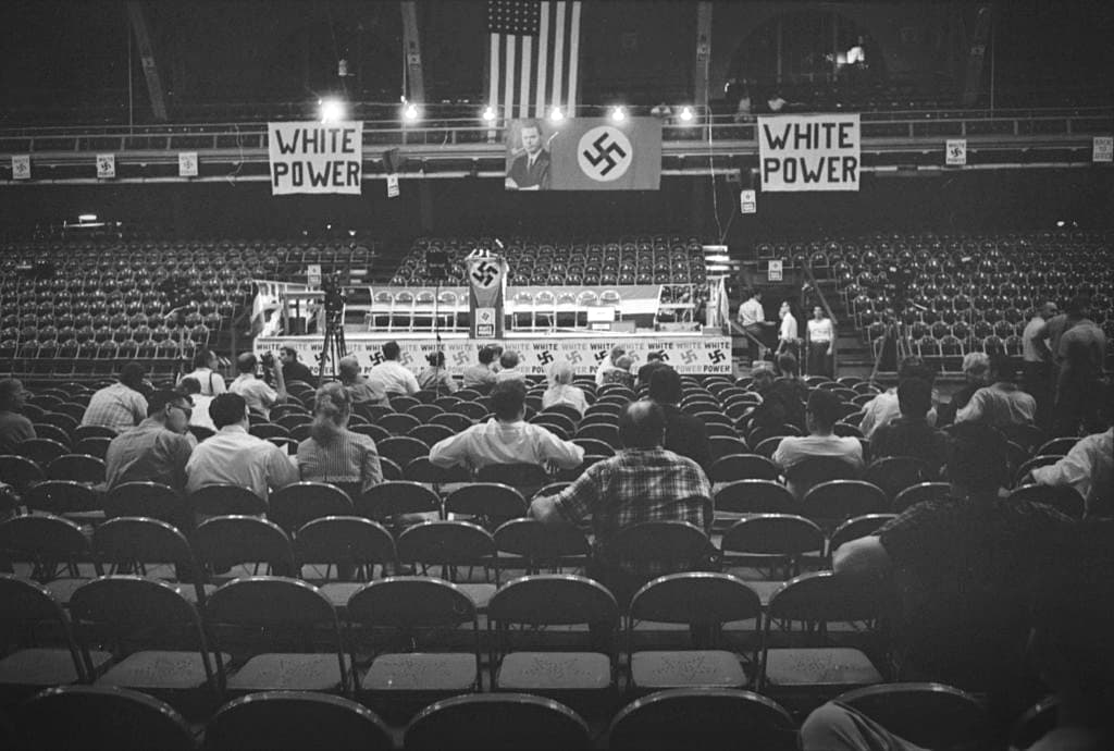 Mitin del Partido Nazi en el Coliseo de Chicago, Illinois, el 10 de septiembre de 1966.
