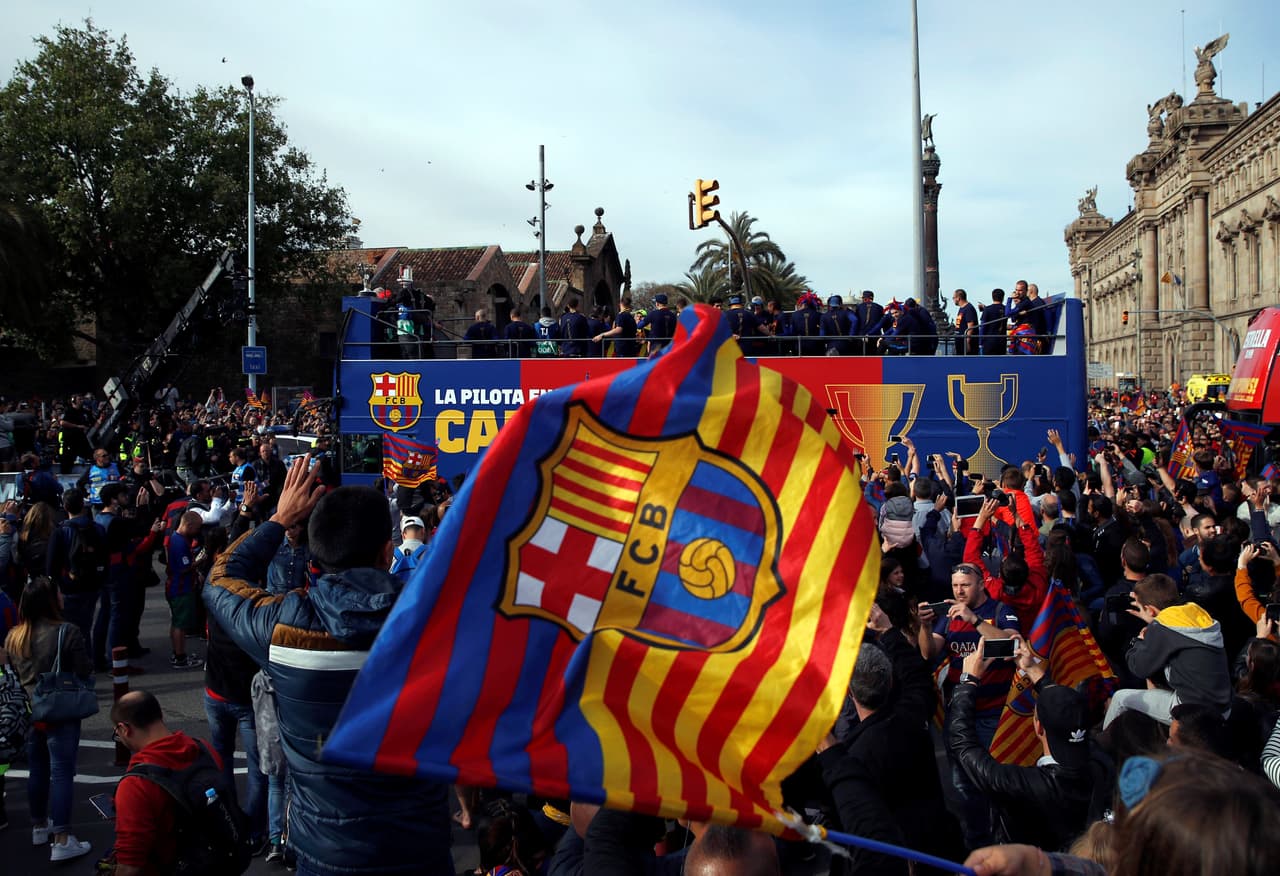 Barcelona celebró el octavo doblete de su historia con un recorrido urbano, festejo que congregó durante dos horas a decenas de miles de aficionados culés, entregados a un equipo que ganó Liga y Copa.