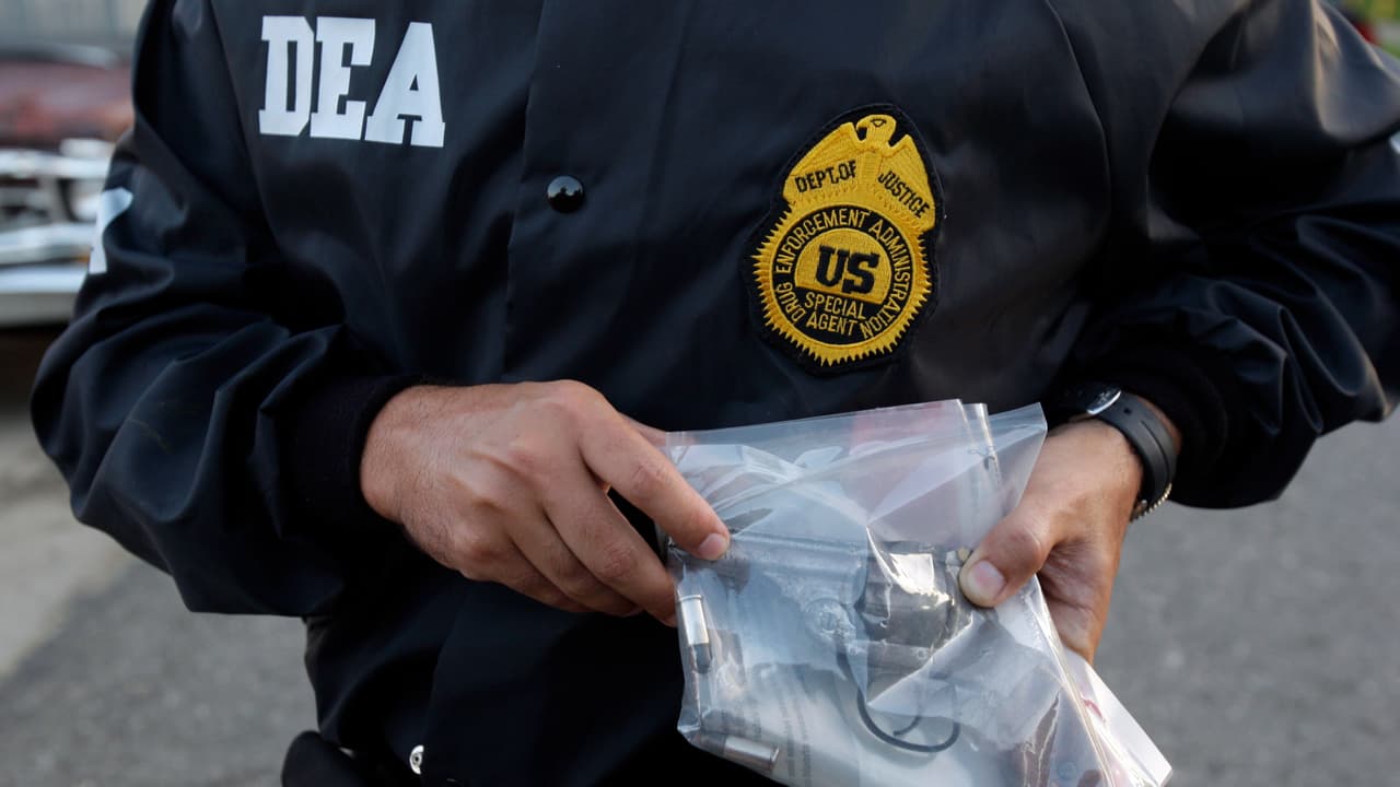 Exagente de la DEA es acusado de volverse “asesor” de un cartel mexicano y de lavar $12 millones