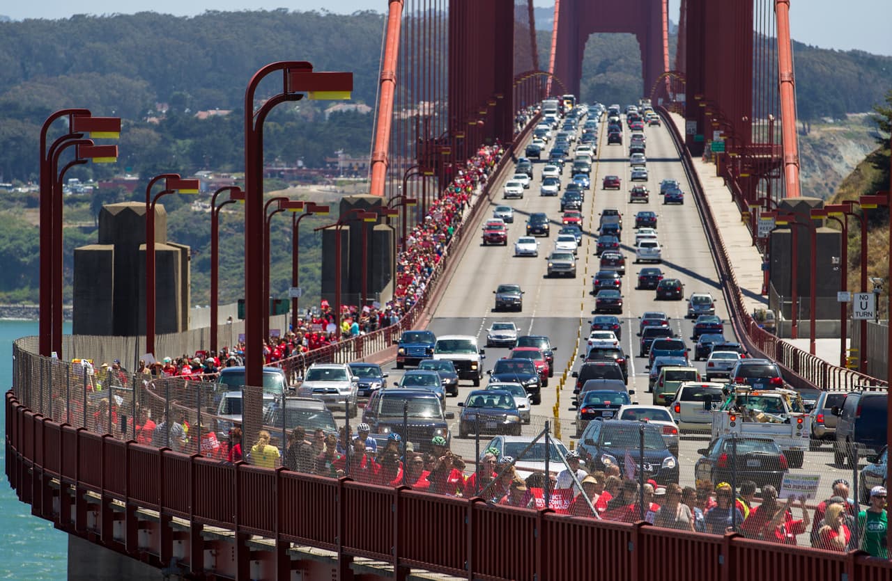 <b>Protestas.</b> Desde derechos de los inmigrantes y mejores salarios hasta la lucha por el cambio climático, la imponente estructura del puente Golden Gate ha sido escenario de un sinnúmero de manifestaciones a lo largo de su historia. En la imagen, activistas protestan contra la construcción del gasoducto Keystone en 2013.