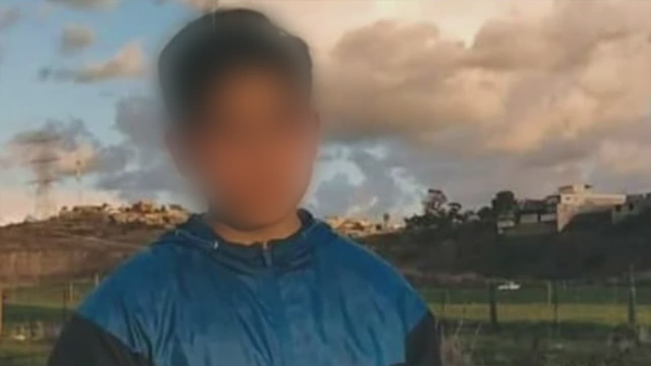 "Era un excelente niño y era amoroso", dice el padre de Efrén Cortez. Las autoridades en Rosarito, México, acordonaron la zona donde fue hallado el cuerpo para buscar evidencia que los conduzca a los responsables.