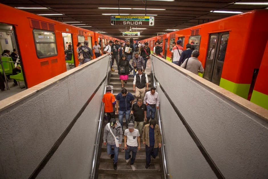 Gente viajando al trabajo por el transporte público de Ciudad de México.