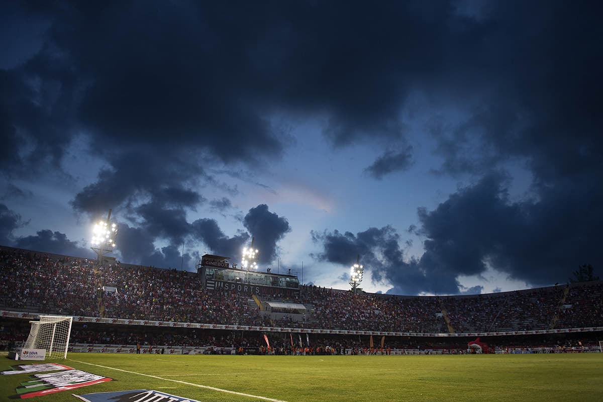 Buena cantidad de público, especialmente de Chivas, hizo presencia en el Estadio Luis Pirata Fuente en el inicio de la jornada 5.