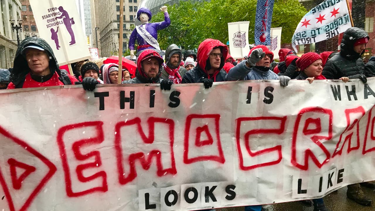 Y las consignas las lucieron durante la marcha.
