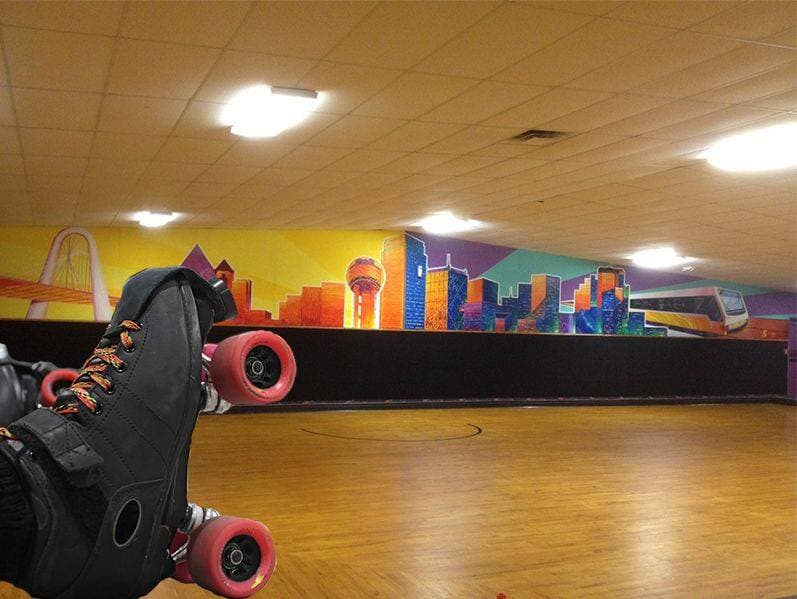 La pista de patinaje
<b>Southern Skates</b> tiene 4 entradas gratis que incluyen el alquiler de los patines. Estas entradas sólo serán válidas los domingos de julio. Esta pista de patinajes se ubican en el 2939 E Ledbetter Dr. al sur de Texas.
<br>
<br>