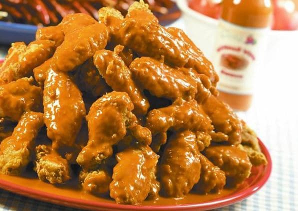 Padre e hijo roban $41,000 en alitas de pollo 