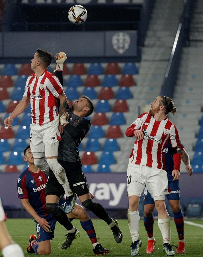 Athletic Club derrota, en tiempo extra, al Levante con un marcador de 2-1 y jugará la final de la Copa del Rey ante el Barcelona el 17 de abril en La Cartuja. Roger Martí anotó el primer tanto al minuto 17, pero Raúl García se encargó de igualar las cosas. Remiro, al minuto 112, le dio la victoria y el pase a su equipo a la grna final.
