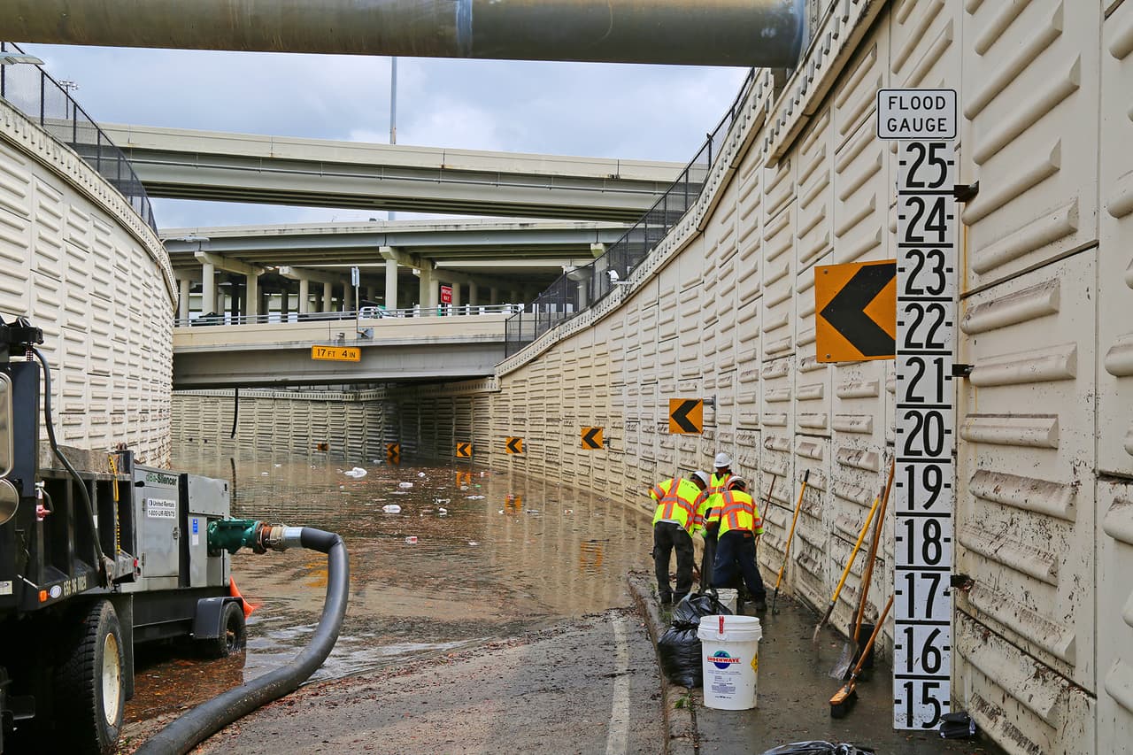 Al menos tres máquinas de drenaje fueron traídas al área del intercambio vial de West Park y el periférico 610, en el sector de Galleria, para tratar de bombear los remanentes de agua estancada que superaban los 10 pies.