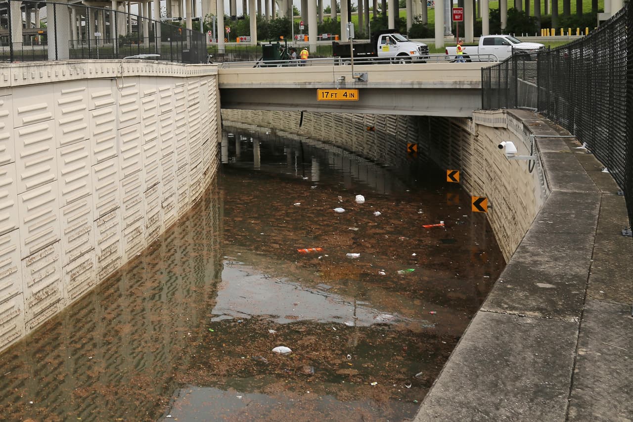 Se cree que las cámaras de video instaladas en el intercambio vial de la calle West Park y el periférico 610 registraron al menos dos autos que se habrían sumergido en estas aguas estancadas.