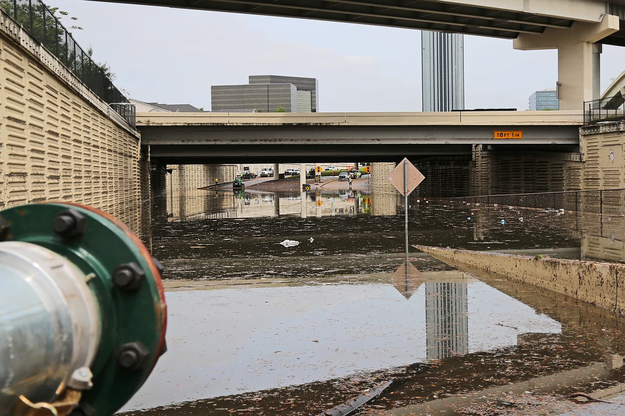 Confirman el hallazgo de un cadáver al interior de un vehículo sumergido en el intercambio vial de la calle West Park y el periférico 610.