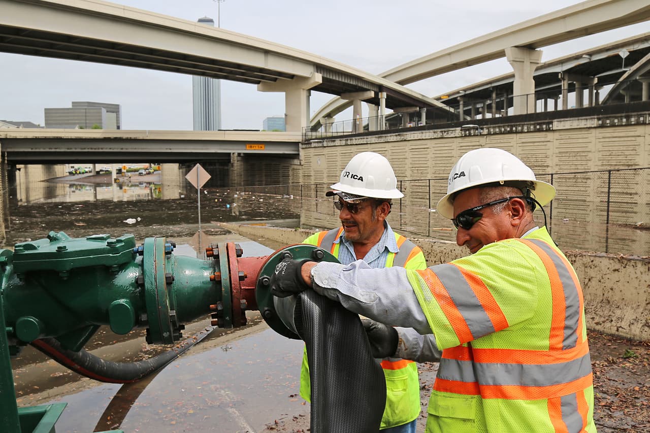 Trabajadores especializados en maquinaria de drenaje continúan las labores de extracción de agua del intercambio vial de la calle West Park y el periférico 610.