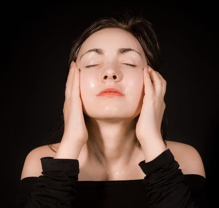 Consiste en cubrir el rostro con una capa de vaselina o de algún aceite vegetal después de la rutina de limpieza y cuidado facial, con el objetivo de proporcionarle a la piel un plus de hidratación al sellar la aplicación de los productos que se hayan aplicado previamente.