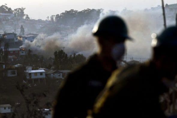 Las personas intentaban defender sus casas de las llamas.