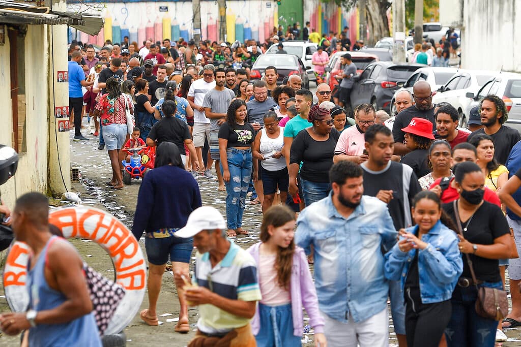 “
<b>Brasil está mucho más polarizado de lo que pensaba mucha gente</b>, y gobernar será difícil para quien gane”, dijo Brian Winter, vicepresidente de política en el Americas Society/Council of the Americas, citado por la AP. “Creo que las próximas semanas pondrán mucha presión sobre la democracia brasileña mientras estos dos hombres combaten. 
<b>Esperen una campaña fea</b> que dejará cicatrices”.