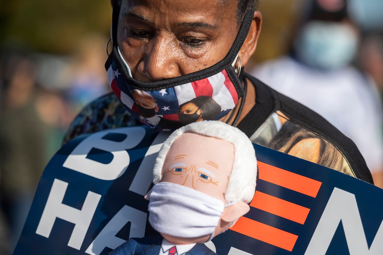 Faith Green, simpatizante de Joe Biden, asistió al discurso. Lleva con muñeco de juguete que muestra al presidente electo con una mascarilla, al igual que ella. El uso de mascarilla es una de las recomendaciones de expertos para evitar mayores contagios de 
<a href="https://www.univision.com/temas/coronavirus">coronavirus</a>.