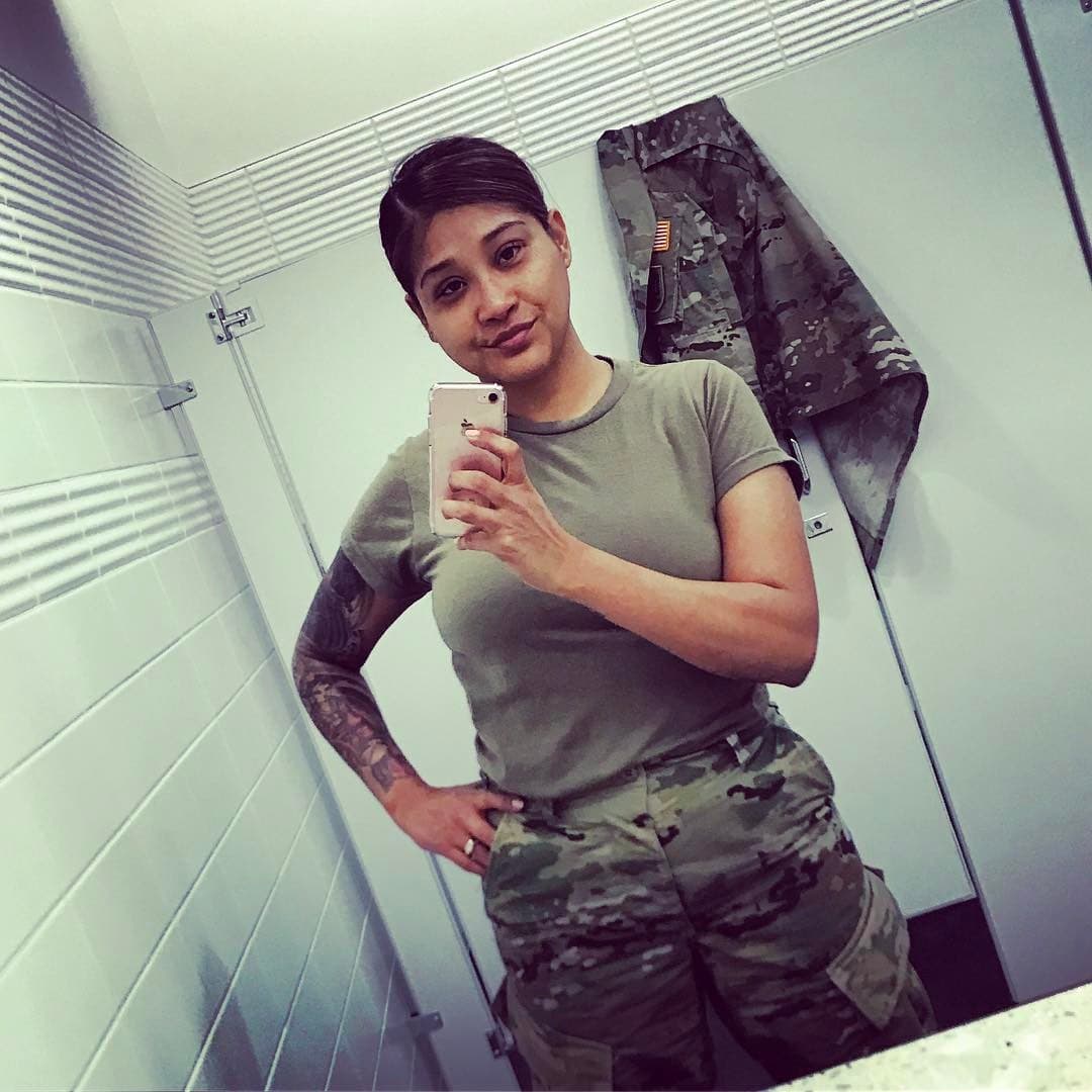 Gigi Lucero ingresó al Ejército de Estados Unidos cuando tenía 18 años y su primera asignación fue en Fort Hood, Texas, donde le tocó enfrentar lo que ella califica como discriminación. “Me hacían muchos piropos de latina, me decían que si iba a cocinar, que si yo hablaba spanglish, que si en México se habla mexicano”, recuerda Gigi. En el Ejército ser mujer y latina puede significar una mayor vulnerabilidad al acoso y al abuso sexual.