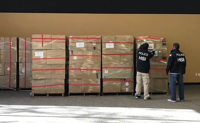 “Las Investigaciones de Seguridad Nacional y nuestras agencias asociadas están comprometidas a identificar y confiscar estos productos médicos potencialmente peligrosos antes de que puedan dañar a nuestros trabajadores de primera línea”, dijo Scott Brown, agente especial a cargo de ICE en Phoenix.
<br>