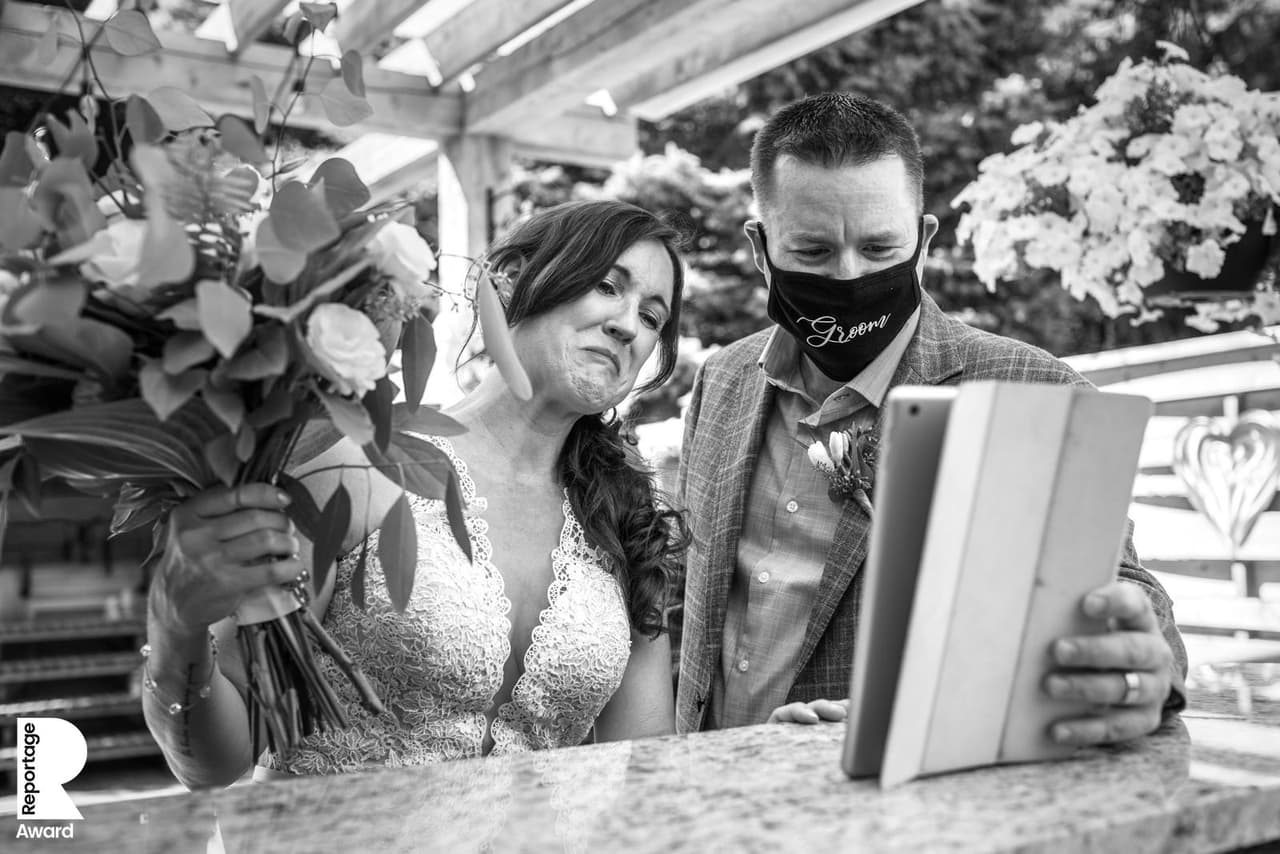 Los invitados virtuales en una tablet. Los organizadores del concurso afirman que este ha sido el peor año para los fotógrafos que se dedican a las bodas, sin embargo, muchos eventos se adaptaron y se realizaron a pesar de la pandemia.