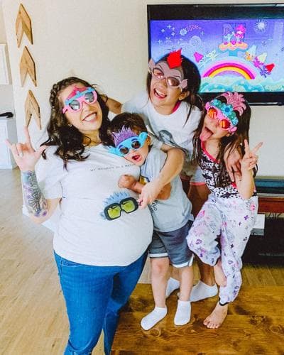 "Tengo una tina pequeña, una
<b> tina inflable para partos aquí en mi cuarto</b> y todo está listo para el día que me den los dolores ya tengo todo listo. Tengo mi partera que ya sabe dónde vivo, dónde estacionarse, todo está preparado", dijo para 
<b><a href="https://peopleenespanol.com/mamas-y-bebes/jacqie-rivera-lista-para-tener-a-su-bebe-en-casa/" target="_blank">People en Español</a></b>. 
<br>