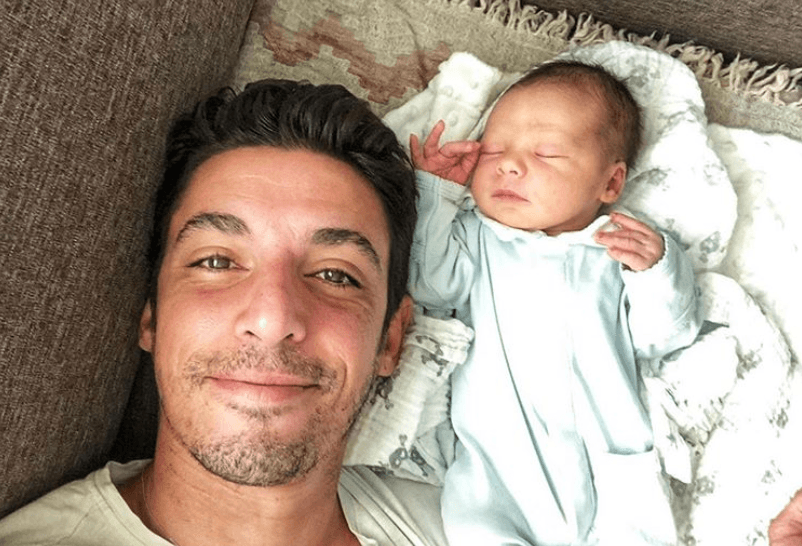 Por su parte, Alberto adelantó que se someterá a una vasectomía: "Yo estoy a favor de los 
<b>métodos anticonceptivos para los hombres</b> y operarse cuando ya estás seguro de no querer más familia, creo que es lo ideal. La mujer siempre está sumergida en las pastillas, los dispositivos, etcétera, lo que produce un desbalance químico hormonal y no debería ser eso", dijo a '
<a href="https://www.telemundo.com/entretenimiento/2019/12/19/alberto-guerra-esta-considerando-hacerse-una-vasectomia-tmvo9286946" target="_blank">Suelta la sopa</a>' en diciembre pasado.
<br>