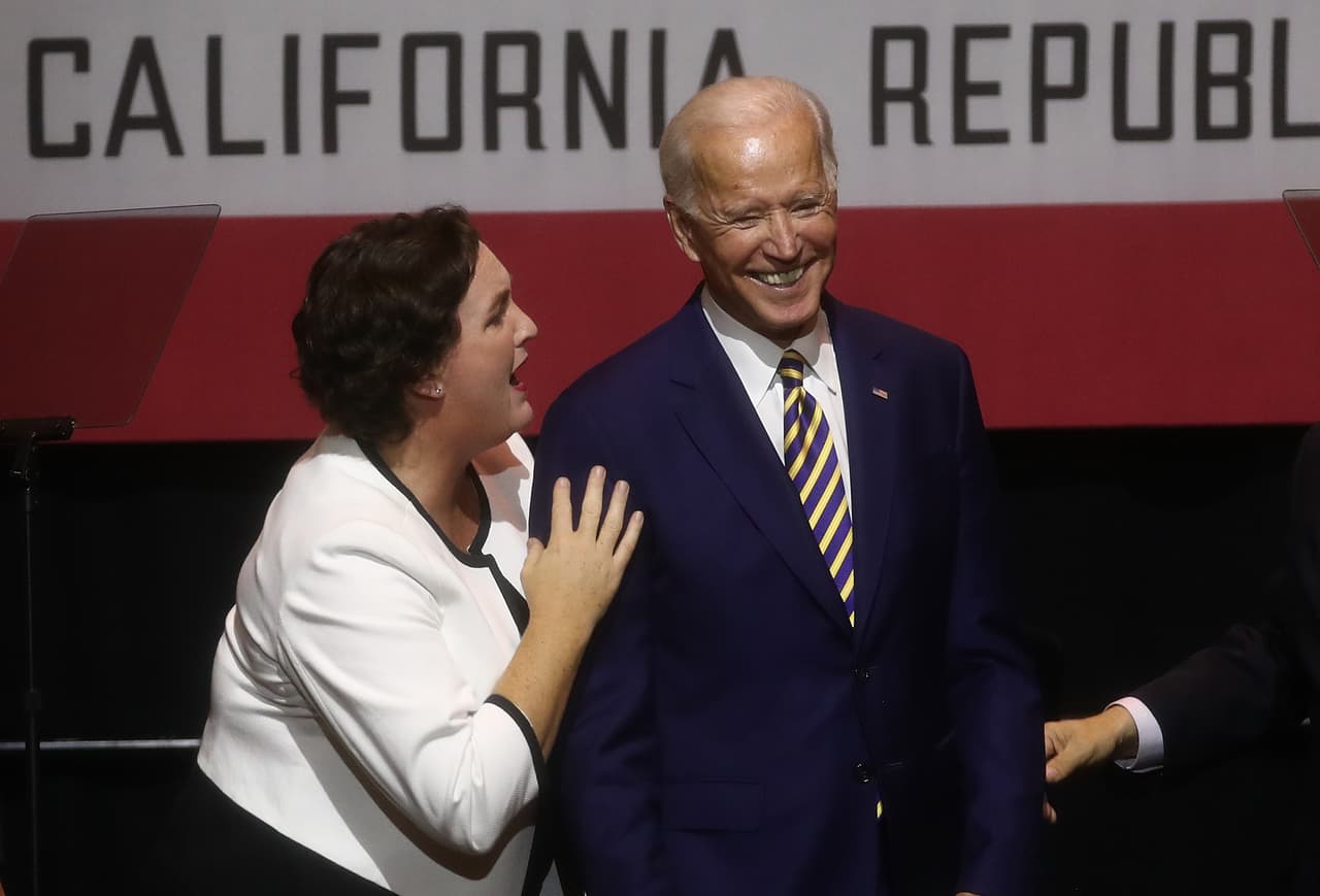 La congresista de California Katie Porter respalda a Joe Biden para la presidencia