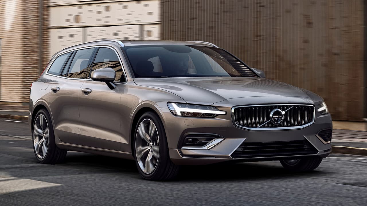 La nueva Volvo V60 2019 es, en todas sus dimensiones, 
<b>significativamente más grande</b> que el vehículo que reemplaza y afortunadamente sus líneas ágiles y elegantes acentúan esta característica. El nuevo modelo gana 5 pies cúbicos en espacio de carga y 2 pulgadas completas de espacio para las piernas. La nueva V60 es sin embargo 7 pulgadas más corta que la 
<b><a href="https://www.univision.com/noticias/volvo/volvo-v90-2017-fotos" target="_blank">V90</a></b>.