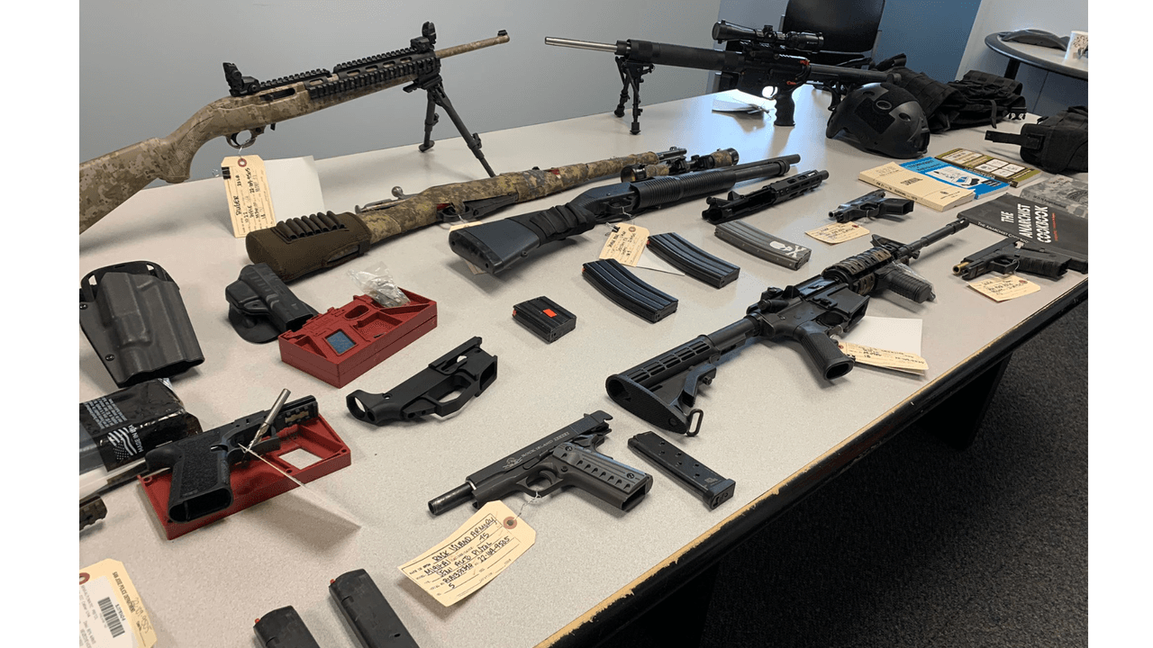 Entre las armas que Velásquez tenía en su poder había pistolas, rifles de asalto, cargadores de alta capacidad, cientos de rondas de municiones, armaduras corporales tácticas y materiales para fabricar y ensamblar armas de fuego de fabricación privada o armas fantasma.