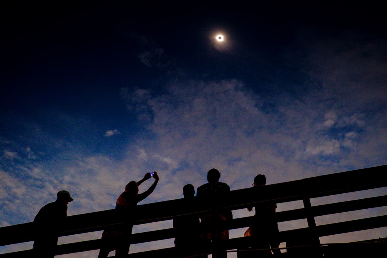 <b>El eclipse que cruzó el país. </b>Nada pudo distraer la mirada de los estadounidenses. 
<b><a href="https://www.univision.com/noticias/eclipse-solar/eclipse-solar-3-horas-en-las-que-eeuu-se-olvido-de-este-mundo">Durante algo más de 3 horas, el país se olvidó</a></b> de sus problemas terrenales para disfrutar de un espectáculo único: el primer 
<b><a href="http://www.univision.com/noticias/eclipse-solar/todas-las-noticias-del-eclipse-solar-en-estados-unidos-minuto-a-minuto">eclipse total solar</a></b> que se vio de costa a costa desde hace 99 años. En la fotografía, el eclipse total visto desde Isle of Palms, Carolina del Sur. 21 de agosto de 2017.