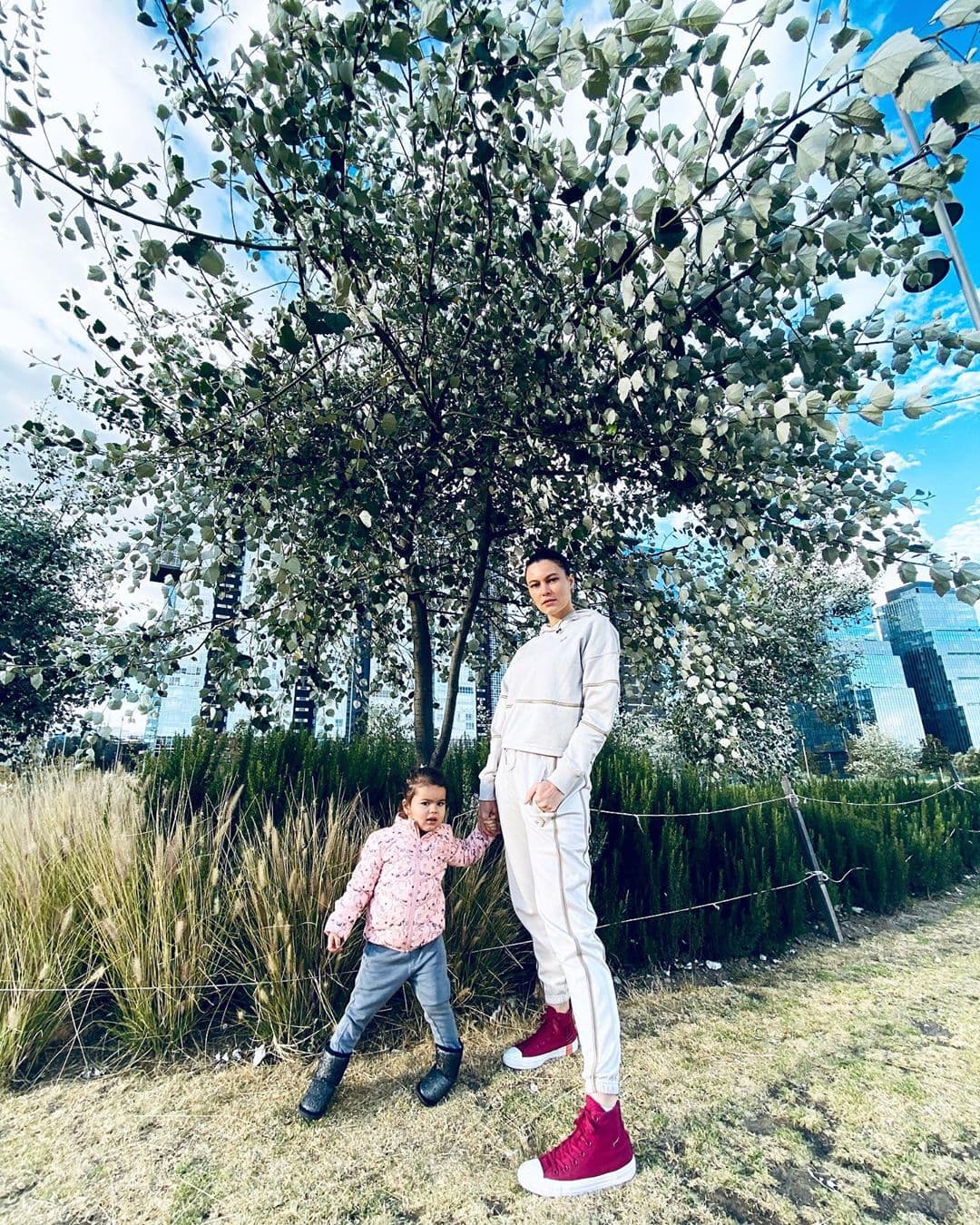 Natalia también destacó que aunque lleva ya algunos años sin ser pareja de Sergio Mayer Mori, en su casa tiene fotos en las que él aparece.