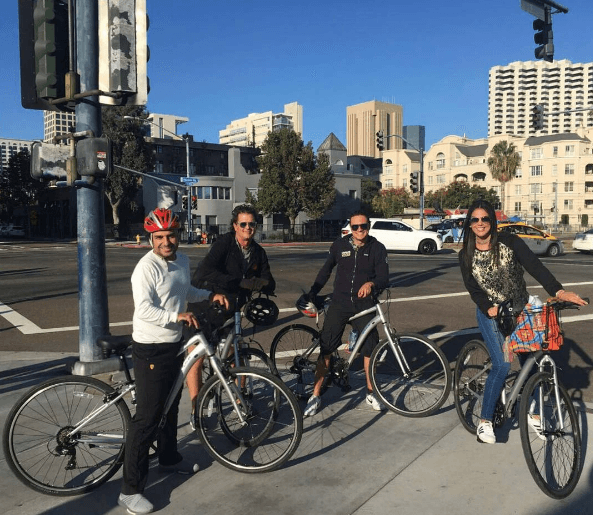 Carlos Vives no se cansa de pasear con su "Bicicleta" y así posó con su equipo por las calles de San Diego. El tema cuenta con dos nominaciones a Latin GRAMMY y recientemente 
<a href="http://www.univision.com/especiales/latin-grammy/la-bicicleta-de-carlos-vives-y-shakira-llego-a-300-millones-de-reproducciones" target="_blank">el video superó los 300 millones de reproducciones en Youtube.</a>