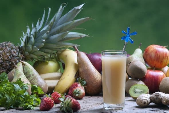 Cómo hacerlo. Licúa tres onzas (88 ml) de zumo de manzana, dos onzas (56 g) de puré de manzana, una onza (28 g) de puré de jengibre, una cucharadita de aceite de coco, una pizca de canela y algunos cubos de hielo.