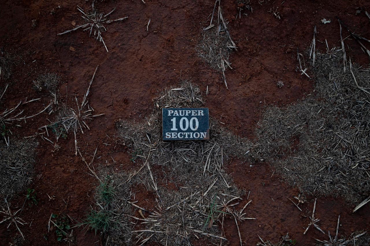 Un marcador, que usan las autoridades en Sudáfrica, identifica el área del cementerio de Olifantsvlei en las afueras de Johannesburgo. Al menos cinco cuerpos de personas no identificadas están enterrados en cada tumba. (Foto AP / Bram Janssen)