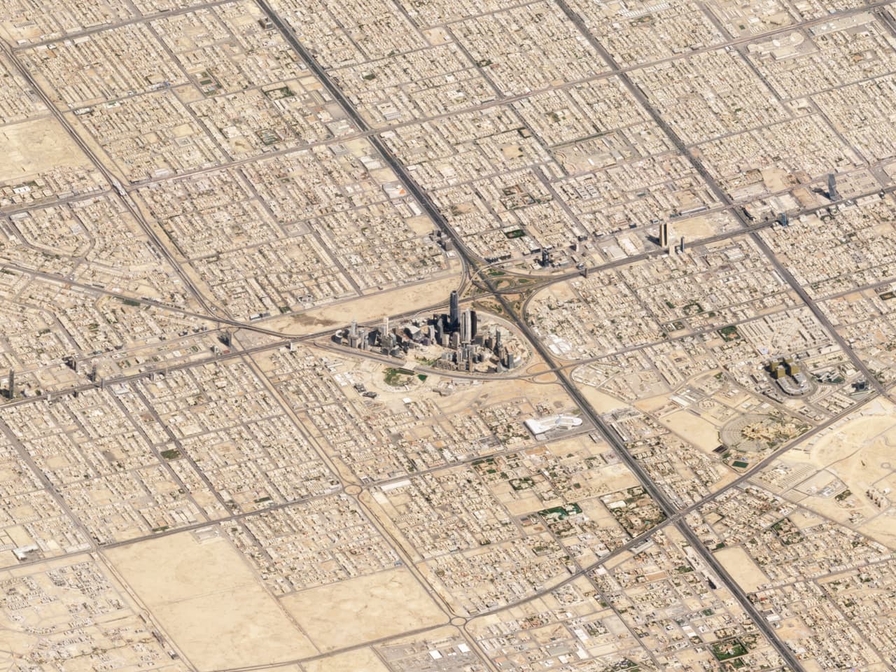 <b>Riad</b>. La capital de Arabia Saudita tiene más de 5,000,000 de habitantes distribuidos en un centro de rascacielos rodeados de construcciones de baja altura,.
