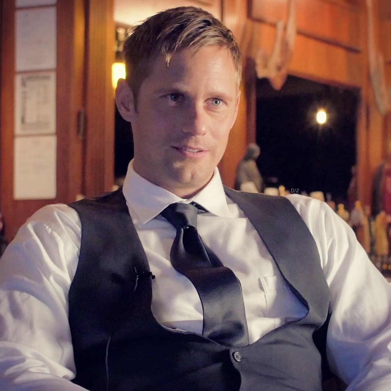 Dentro de la trama, Skarsgård es un policía rebelde y corrupto que inculpa de manera injusta a diversas personas por crímenes que no cometieron y quizá esa el la razón por la cuales miles de personas terminaron enamoradas de él, ya que mostró una faceta diferente en su actuación.