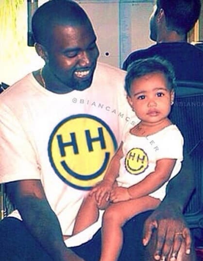 Los curisos fotomontajes de Miley incluyen el logotipo de su fundación en las playeras de esta mediatica familia.