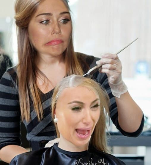 Cuando la socialité apareció con el cabello súper rubio, Miley aprovechó la oportunidad para recrear la escena, ella como toda una estilista.