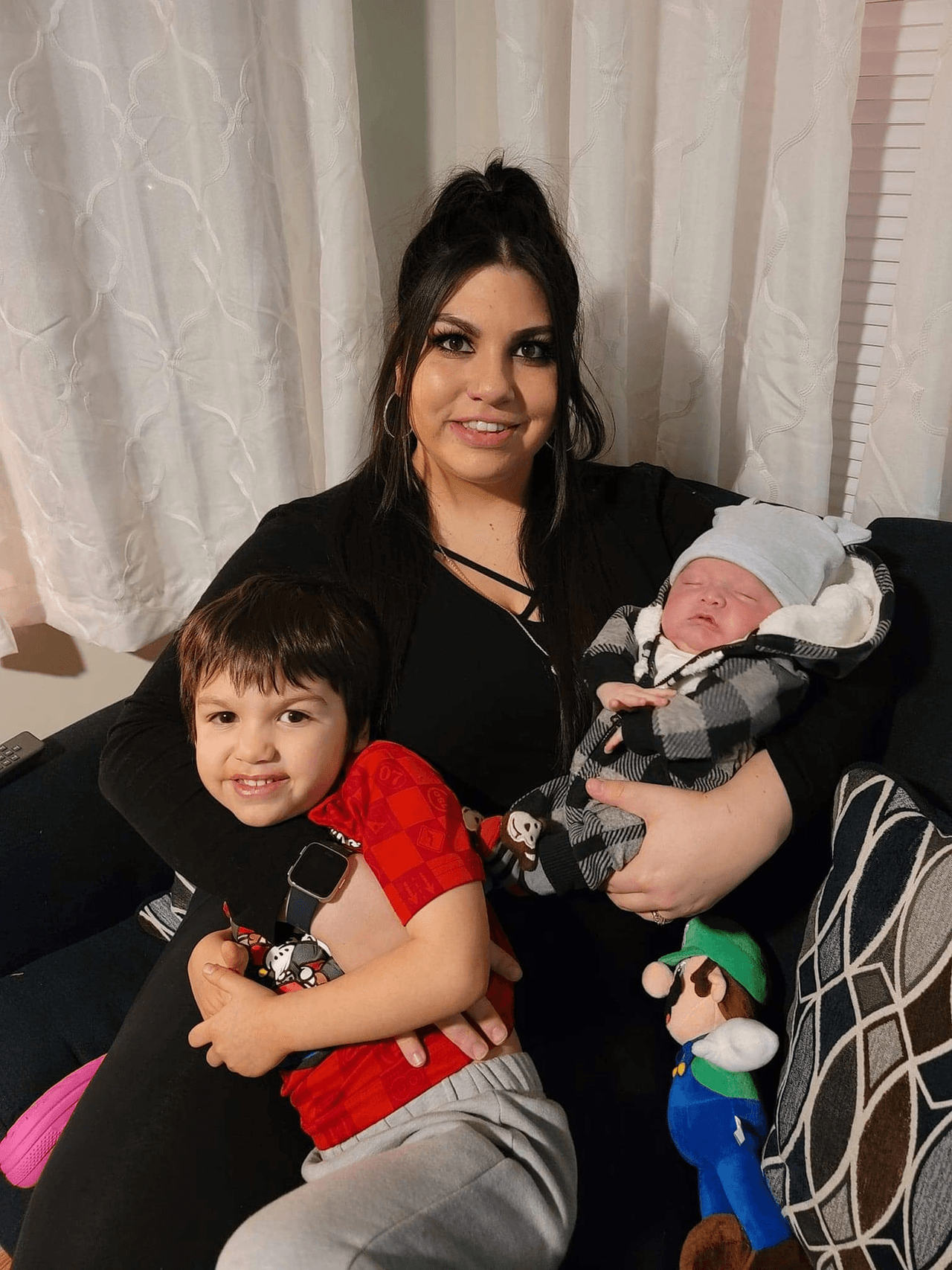 Rosanelly, madre de dos hijos, se graduó de Trabajo Social de Northeastern Illinois University y sacó su maestría en la Universidad de Loyola de
<a href="https://www.univision.com/temas/chicago">Chicago</a>.
<br>