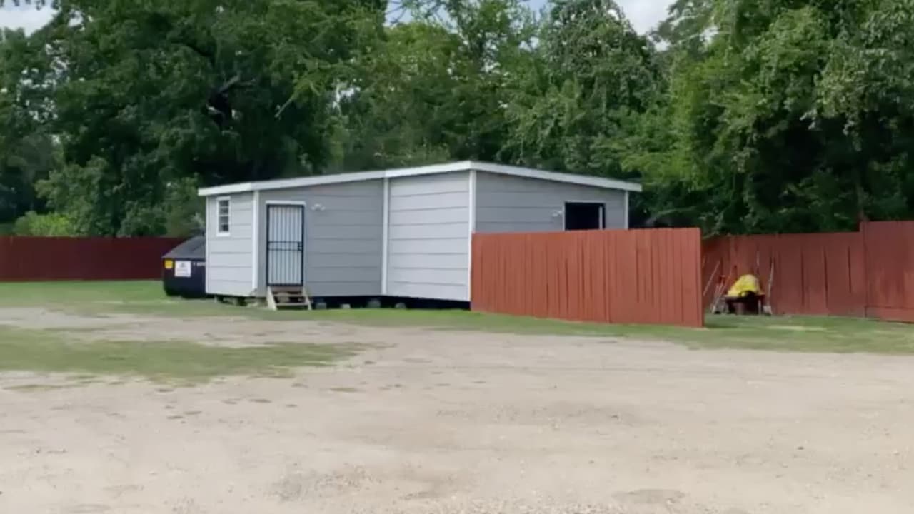 "Nos hemos visto en la necesidad de acondicionar un lugar especial para tener este almacenamiento, es como un cuarto frío para que estos cuerpos estén protegidos por este exceso de calor que hemos tenido en la ciudad", continuó.