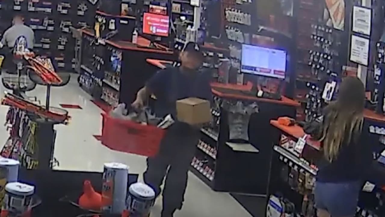 <h3 class="cms-H3-H3">Por qué importa </h3>Aunque empezó como un robo, 
<b>la amenaza contra el empleado convierte el hecho en un delito más serio</b>. La Policía de Fort Worth busca evitar que 
<b>esta persona vuelva a actuar de forma violenta y ponga en riesgo a otros trabajadores o clientes.</b>