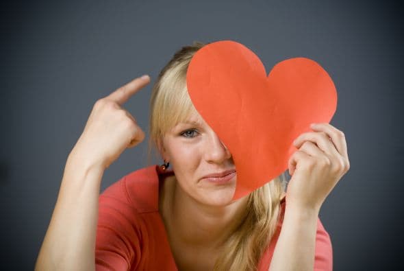 Máscara de corazón. Compra una cartulina y corta un corazón lo suficientemente grande como para abarcar el rostro. Luego, cúbrelo con pintura roja, tela o pégale papel crepé rojo (cuando este último se seque, le dará una textura interesante). Recorta los ojos y deja que los niños decoren el resto.