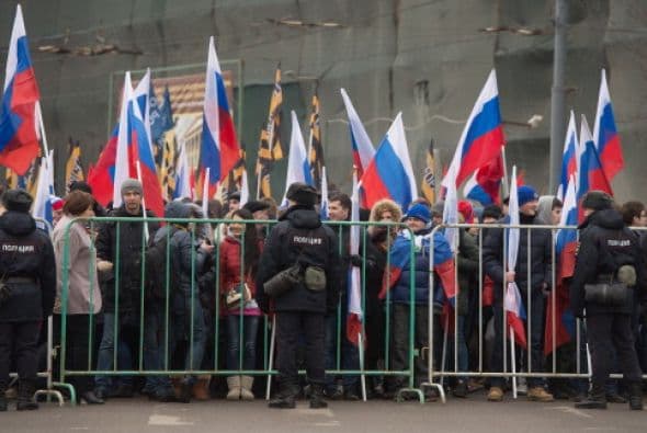 Cientos de personas apoyan la decisión aprobada ayer por el Senado ruso de enviar tropas militares a la península de Crimea que pertenece a Ucrania.