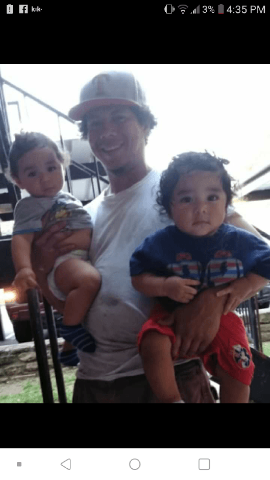 Néstor Martínez (centro) junto a sus mellizos. Los tres fallecieron al inhalar monóxido de carbono.