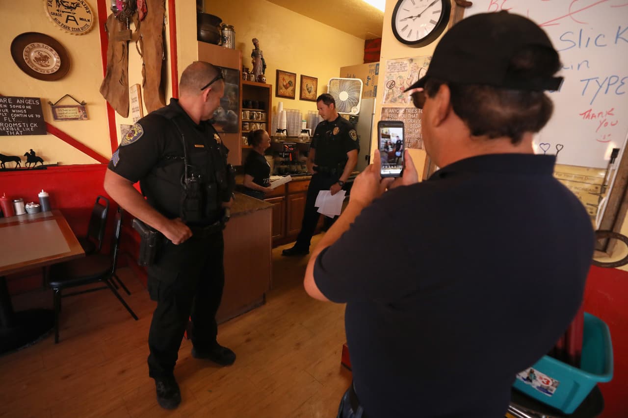 Oficiales del orden notifican a los propietarios del incumplimiento de la orden. Los códigos postales de la ciudad de Wickenburg no reflejan con exactitud los casos confirmados de coronavirus en esa área, solo señalan de 1-5, de acuerdo con datos estatales.