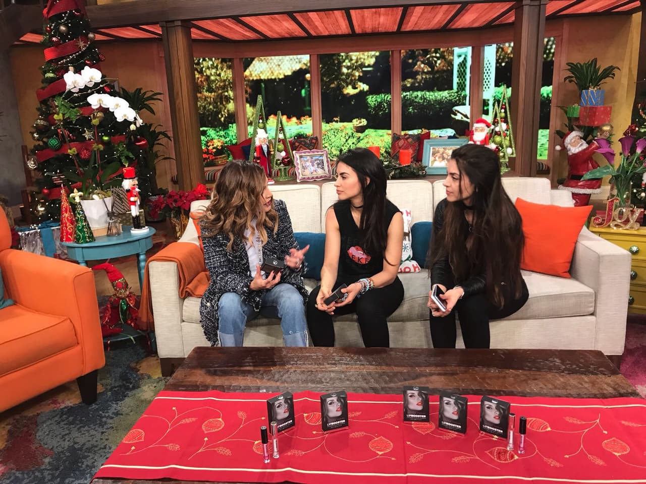 Karla Martínez escuchaba muy atenta los detalles de su línea de brillo voluminizante.